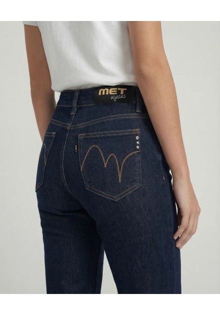 Detalle del bolsillo trasero de los vaqueros MET Vittoria con bordado dorado y etiqueta MET Jeans Detalle del bolsillo trasero de los vaqueros MET Vittoria con bordado dorado y etiqueta MET Jeans