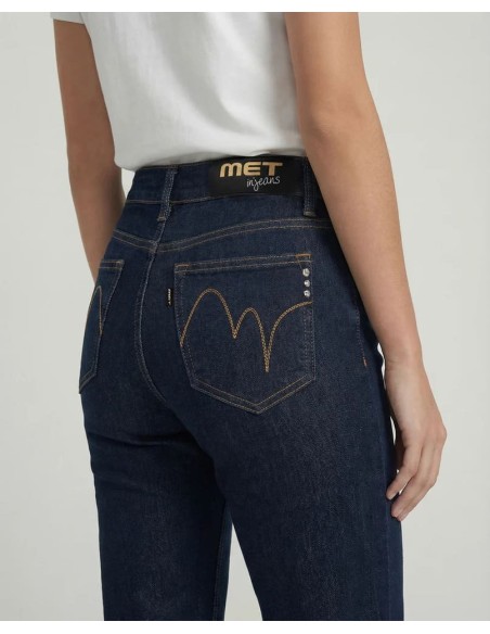 Detalle del bolsillo trasero de los vaqueros MET Vittoria con bordado dorado y etiqueta MET Jeans