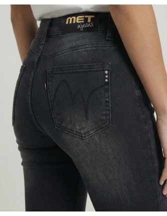Detalle del bolsillo trasero de los vaqueros MET Roxanne negros con bordado y etiqueta MET Jeans 2