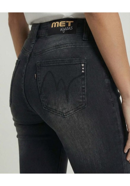 Vaqueros MET Roxanne negros de mujer, corte boot cut, vista frontal con camiseta blanca