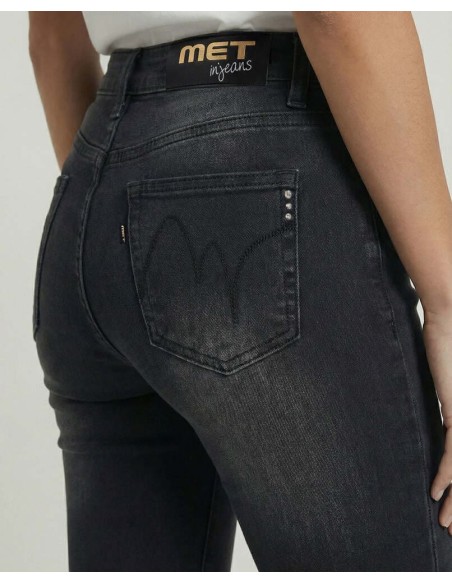 Vaqueros MET Roxanne negros de mujer, corte boot cut, vista frontal con camiseta blanca