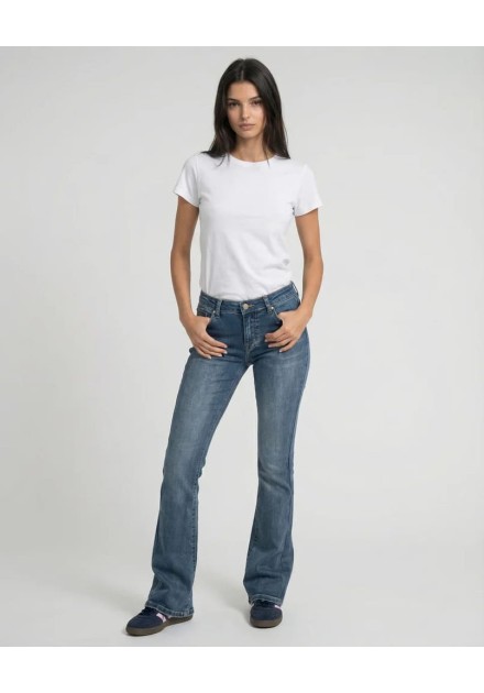 Vaqueros MET Roxanne de mujer en lavado claro, corte boot cut, vista frontal con camiseta blanca