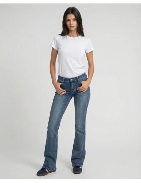 Vaqueros MET Roxanne de mujer en lavado claro, corte boot cut, vista frontal con camiseta blanca