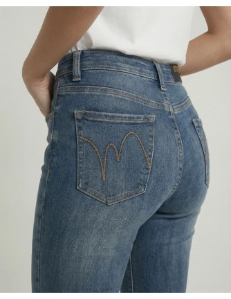 Vaqueros MET Roxanne de mujer en lavado claro, corte boot cut, vista frontal con camiseta blanca 2