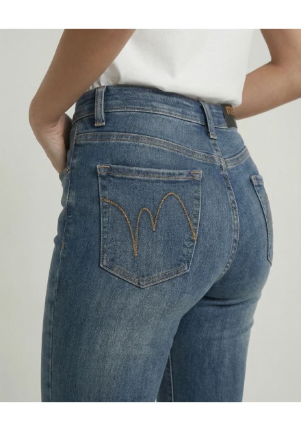 Detalle del bolsillo trasero de los vaqueros MET Roxanne con bordado dorado sobre denim claro