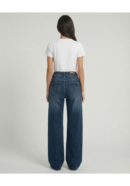 Vaqueros MET Maria de mujer de pierna ancha en denim azul, vista frontal con camiseta blanca Vaqueros MET Maria de mujer de pierna ancha en denim azul, vista frontal con camiseta blanca