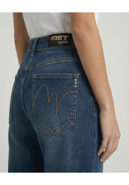 Detalle del bolsillo trasero de los vaqueros MET Maria con bordado dorado y etiqueta MET Jeans Detalle del bolsillo trasero de los vaqueros MET Maria con bordado dorado y etiqueta MET Jeans