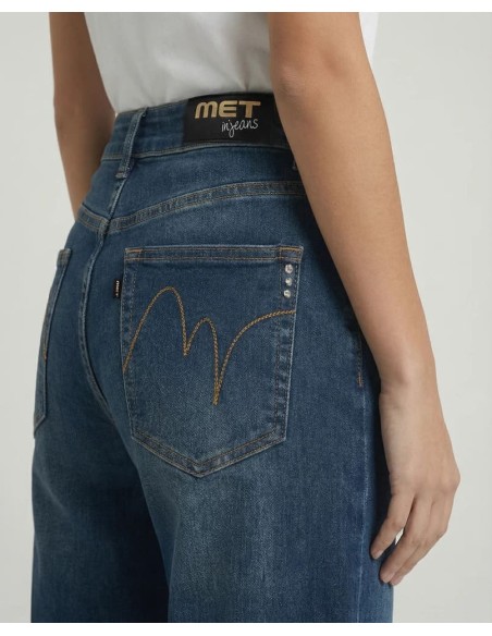 Detalle del bolsillo trasero de los vaqueros MET Maria con bordado dorado y etiqueta MET Jeans