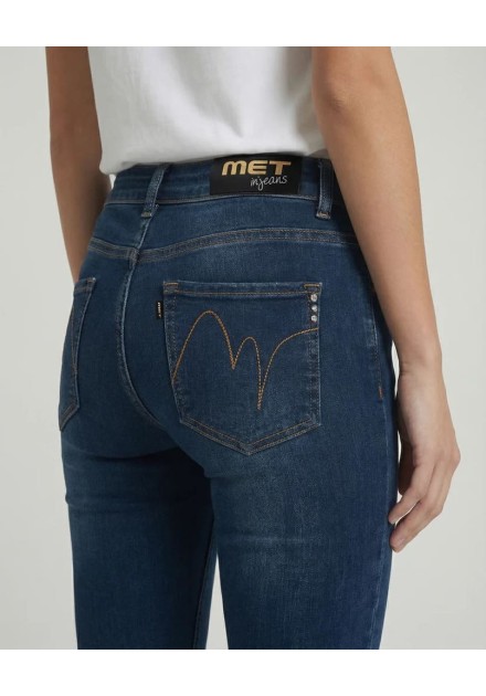 Vaqueros MET Elle de mujer ajustados en denim azul oscuro, vista frontal con camiseta blanca Vaqueros MET Elle de mujer ajustados en denim azul oscuro, vista frontal con camiseta blanca