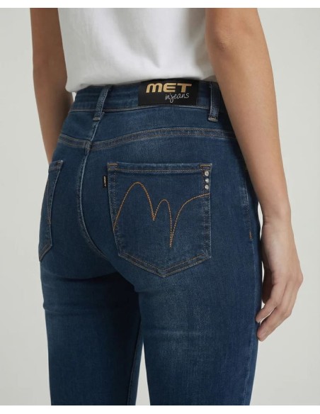 Vaqueros MET Elle de mujer ajustados en denim azul oscuro, vista frontal con camiseta blanca