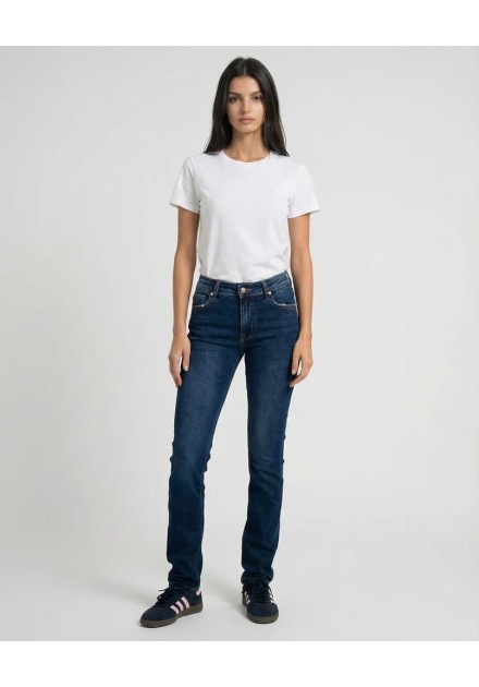 Detalle del bolsillo trasero de los vaqueros MET Elle con bordado dorado y etiqueta MET Jeans Detalle del bolsillo trasero de los vaqueros MET Elle con bordado dorado y etiqueta MET Jeans