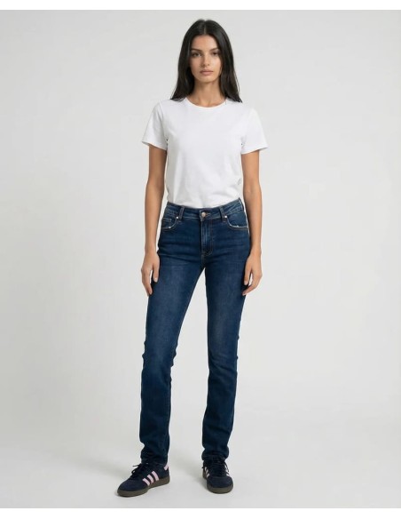 Detalle del bolsillo trasero de los vaqueros MET Elle con bordado dorado y etiqueta MET Jeans