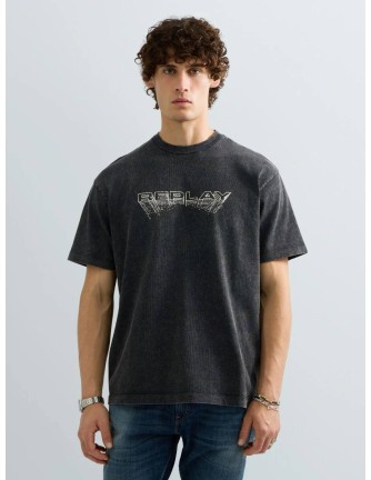 Camiseta Replay negra desteñida con logo REPLAY en el pecho, vista frontal en modelo