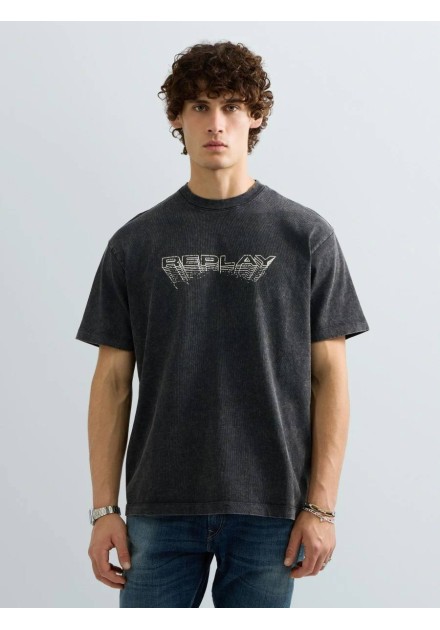 Camiseta Replay negra desteñida con logo REPLAY en el pecho, vista frontal en modelo