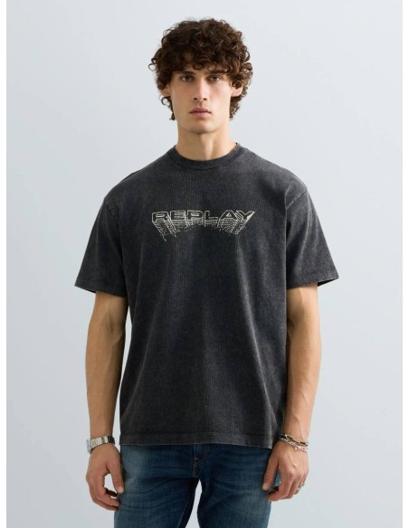 Camiseta Replay negra desteñida con logo REPLAY en el pecho, vista frontal en modelo