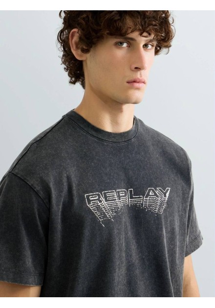 Detalle del logo REPLAY bordado en el pecho de la camiseta negra desteñida