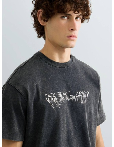 Detalle del logo REPLAY bordado en el pecho de la camiseta negra desteñida