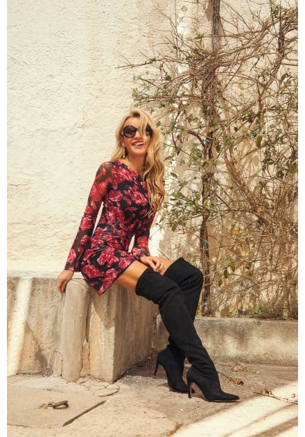 Vestido Eiren Camaleónica by Capriche corto estampado rojo y negro - sentada con botas altas Vestido Eiren Camaleónica by Capriche corto estampado rojo y negro - sentada con botas altas