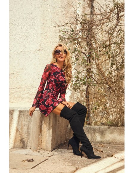 Vestido Eiren Camaleónica by Capriche corto estampado rojo y negro - sentada con botas altas