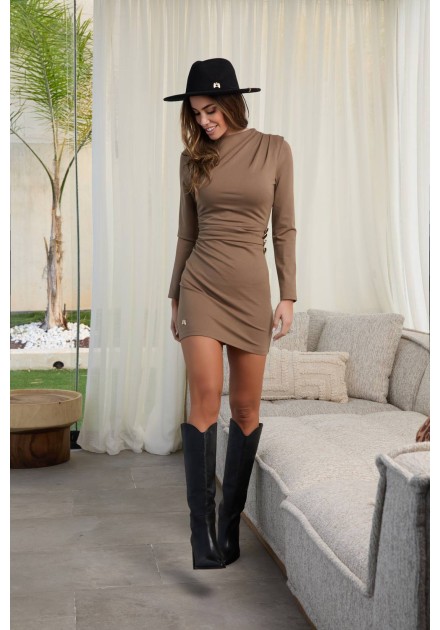 Vestido ajustado Lynford Camaleónica by Capriche camel cuello alto - vista frontal Vestido ajustado Lynford Camaleónica by Capriche camel cuello alto - vista frontal
