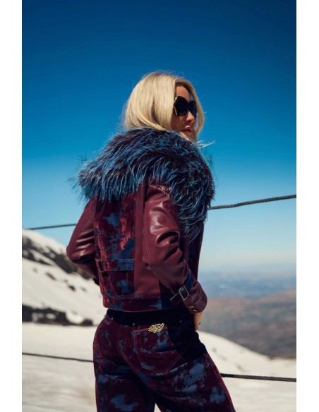 Chaqueta Moss Camaleónica by Capriche burdeos con cuello de pelo azul - imagen 10