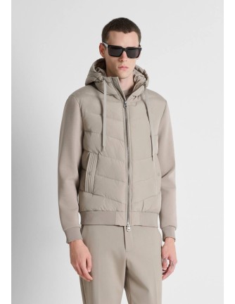 Chaqueta Antony Morato beige con capucha y pecho acolchado, vista frontal con modelo