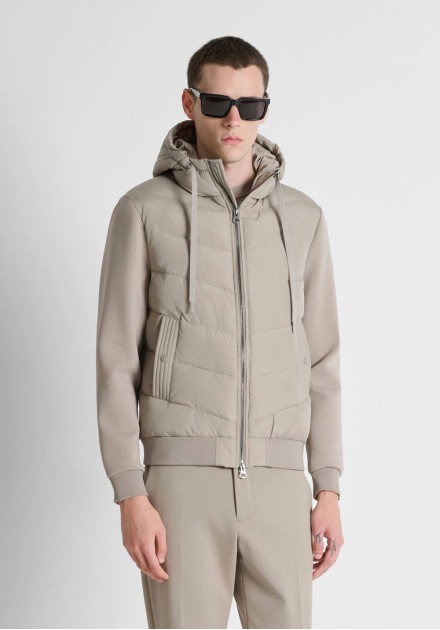 Chaqueta Antony Morato beige con capucha y pecho acolchado, vista frontal con modelo Chaqueta Antony Morato beige con capucha y pecho acolchado, vista frontal con modelo