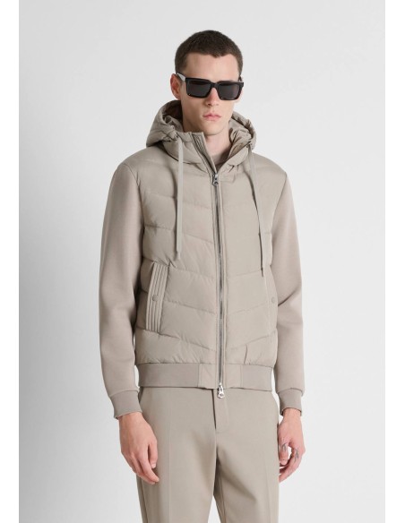 Chaqueta Antony Morato beige con capucha y pecho acolchado, vista frontal con modelo