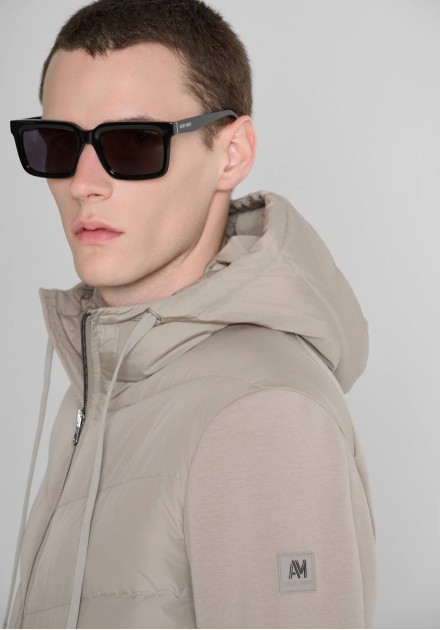 Detalle de capucha y logo en manga de la chaqueta Antony Morato beige Detalle de capucha y logo en manga de la chaqueta Antony Morato beige