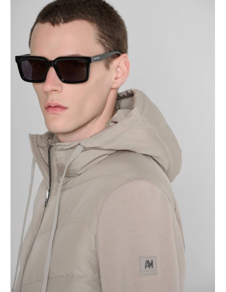 Detalle de capucha y logo en manga de la chaqueta Antony Morato beige