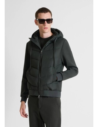 Chaqueta Antony Morato verde oscuro con capucha y pecho acolchado, vista frontal con modelo