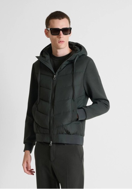 Chaqueta Antony Morato verde oscuro con capucha y pecho acolchado, vista frontal con modelo Chaqueta Antony Morato verde oscuro con capucha y pecho acolchado, vista frontal con modelo