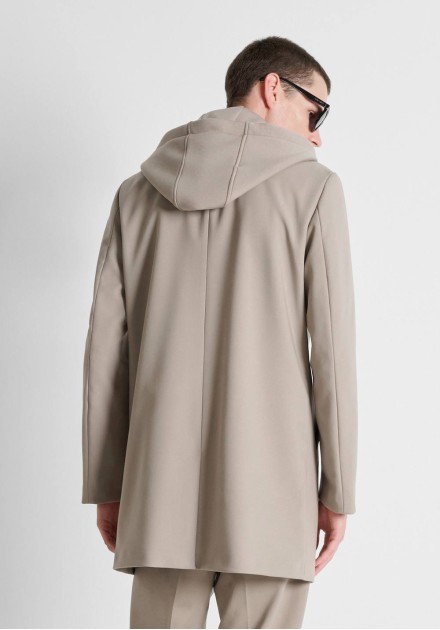 Abrigo Antony Morato beige con capucha interior tipo chaleco, vista frontal con modelo