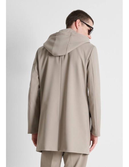 Abrigo Antony Morato beige con capucha interior tipo chaleco, vista frontal con modelo