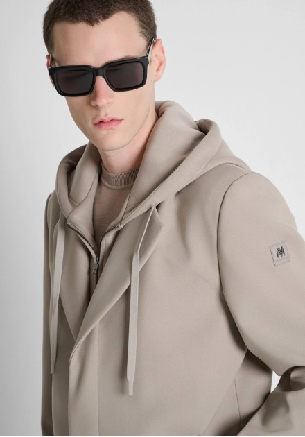 Detalle de capucha con cordones y parche de logo del abrigo Antony Morato beige