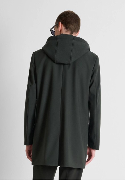 Abrigo Antony Morato verde oscuro con capucha interior tipo chaleco, vista frontal con modelo