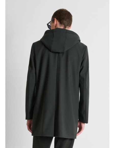 Abrigo Antony Morato verde oscuro con capucha interior tipo chaleco, vista frontal con modelo