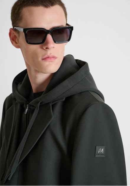 Detalle de capucha con cordones y parche de logo del abrigo Antony Morato verde