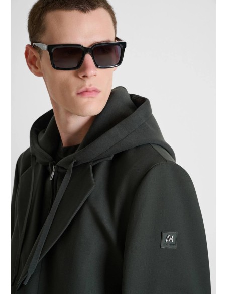 Detalle de capucha con cordones y parche de logo del abrigo Antony Morato verde