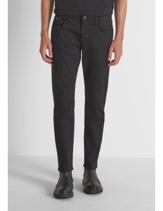Vaquero Antony Morato negro W01891 de corte slim, vista frontal con modelo