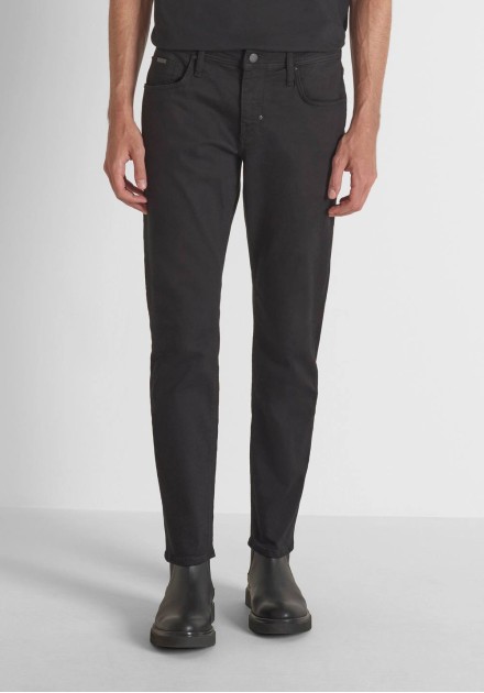 Vaquero Antony Morato negro W01891 de corte slim, vista frontal con modelo Vaquero Antony Morato negro W01891 de corte slim, vista frontal con modelo
