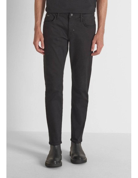 Vaquero Antony Morato negro W01891 de corte slim, vista frontal con modelo
