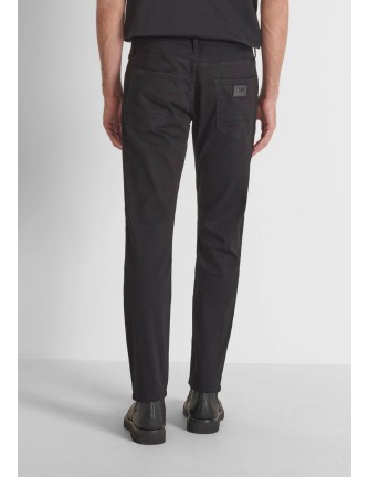 Vaquero Antony Morato negro W01891 de corte slim, vista frontal con modelo 2