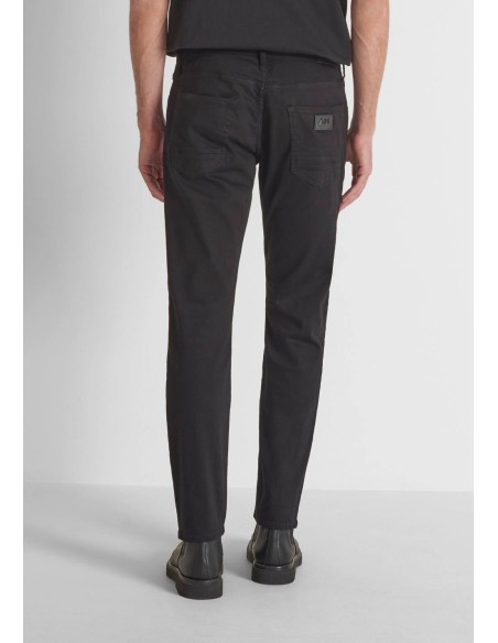 Vaquero Antony Morato negro W01891, vista trasera con bolsillos y etiqueta