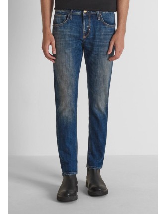 Vaquero Antony Morato W02331 azul lavado efecto desgastado, vista frontal con modelo