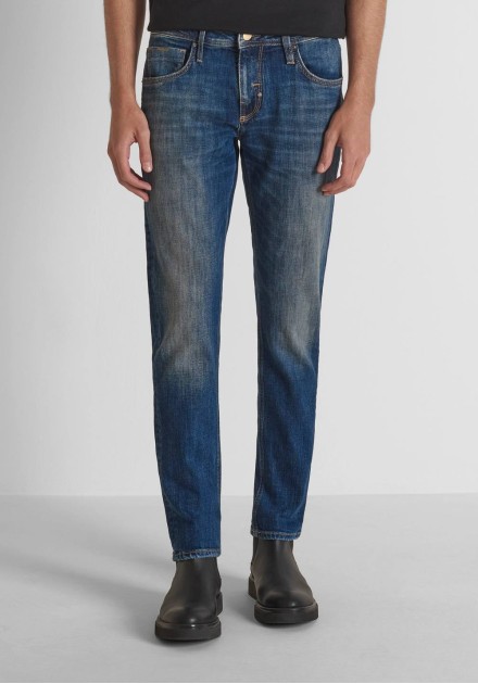 Vaquero Antony Morato W02331 azul lavado efecto desgastado, vista frontal con modelo