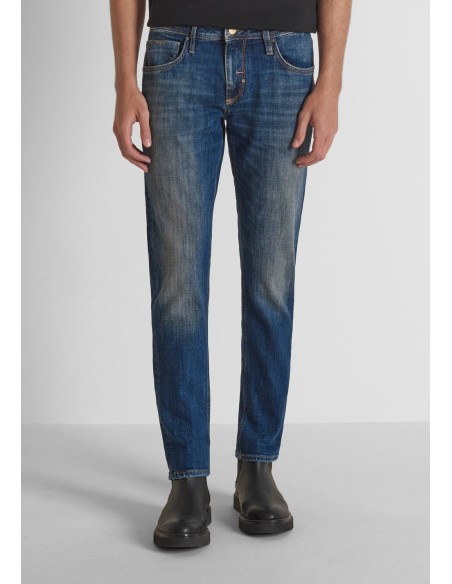 Vaquero Antony Morato W02331 azul lavado efecto desgastado, vista frontal con modelo