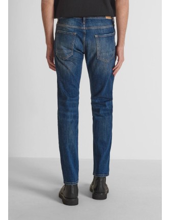 Vaquero Antony Morato W02331 azul lavado efecto desgastado, vista frontal con modelo 2