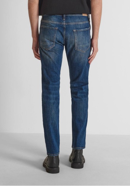 Vaquero Antony Morato W02331 azul, vista trasera con bolsillos y etiqueta de piel