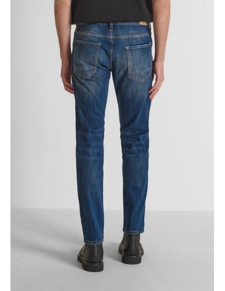 Vaquero Antony Morato W02331 azul, vista trasera con bolsillos y etiqueta de piel